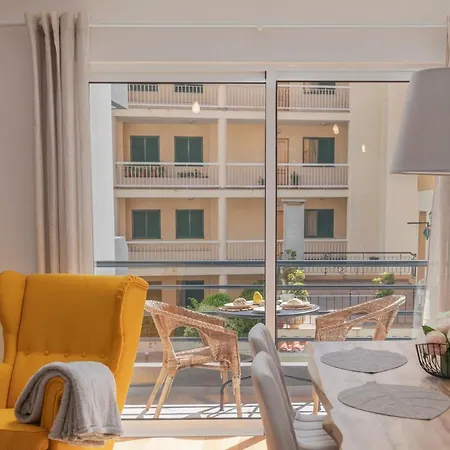 I By An Island Apartman