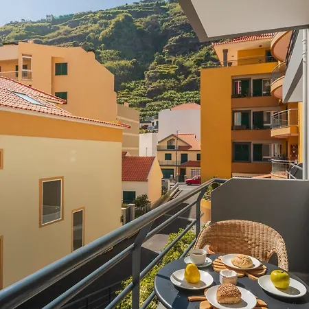 I By An Island Apartman