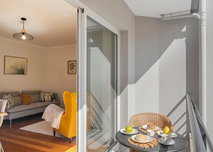 I By An Island * ריביירה בראבה